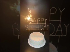 誕生日おめでとうのキラキラ輝く物の花火の冷たい花火の結婚披露宴の冷たいPyro花火のキラキラ輝く物