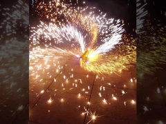 マンダリンのPyrotechnicキラキラ輝く物のおかしいタンブラーの噴水の花火は屋外に挨拶する