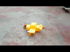 飛行機の形 子供の子供 冷たいカビの噴水 祝いのパーティーのための花火