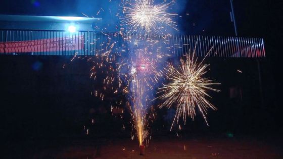 1.4G UN006さまざまなニースの効果2022年とPyro花火150グラムの噴水の