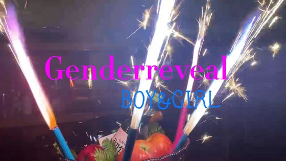 マンダリン30sの誕生日おめでとうのケーキは子供によってがパーティを楽しむ子供のための花火の良否を明りにすかして調べる