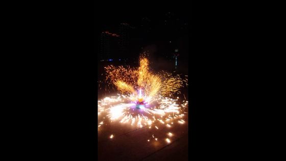 祝祭のために回転にはすの花の噴水の花火の屋外に光っていること