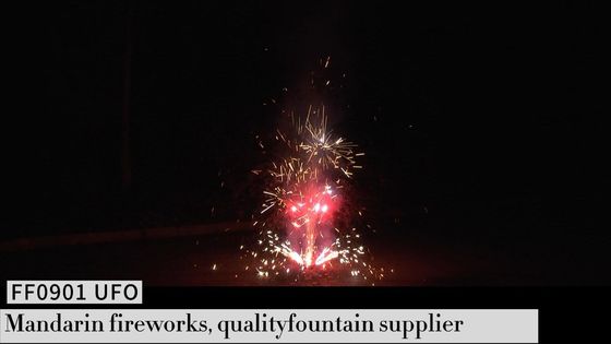 屋外クリスマスの新年の噴水のおもちゃの花火のPyrotechnic Pyroキラキラ輝く物