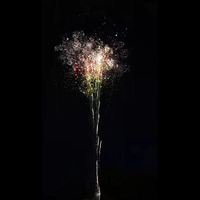 クリスマスの大きなケーキ 祭りの祝いに花火
