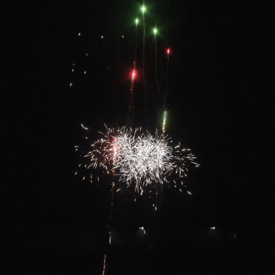 工場 卸売 100ショット 0.4 インチ プラスチックチューブケーキ 花火 クリスマスイベント 大きなケーキ花火