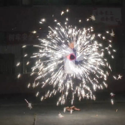 クリスマスの新年の回る手持ち型のおもちゃの花火の噴水のPyroキラキラ輝く物の熱い車輪