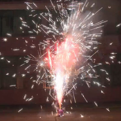 地上の回転の小さいくまのおもちゃの花火のPyrotechnic噴水のPyroキラキラ輝く物